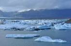 Pequenos icebergs da geleira Vatnajökull flutuam em lago de água doce, no Parque de Skaftafell, no sul da Islândia